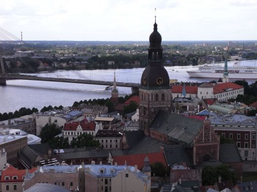 Blick vom Turm der Petrikirche auf Altstadt (Dom) und Düna