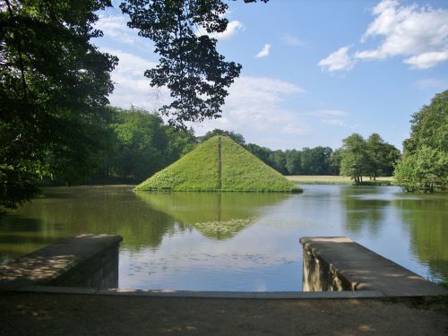 Grabpyramide Fürst Pücklers in Branitz