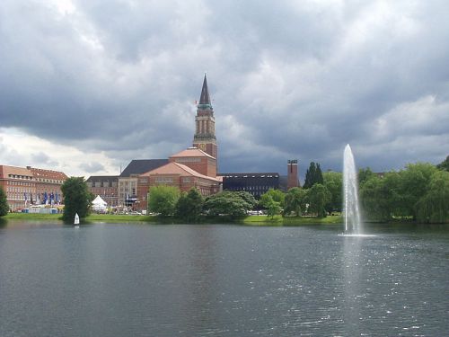 Kleiner Kiel mit Opernhaus und Rathausturm
